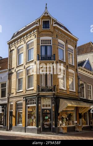 ZUTPHEN, NIEDERLANDE - Mär 19, 2021: Jugendstil oder Jugenstil farbenfrohe gelbe stattliche Herrenhaus-Fassade im historischen Stadtzentrum von Hanseatic To Stockfoto