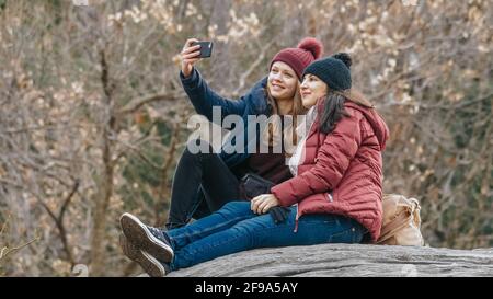 Zwei Mädchen sitzen auf einem Felsen im Central Park New York - Reisefotografie Stockfoto