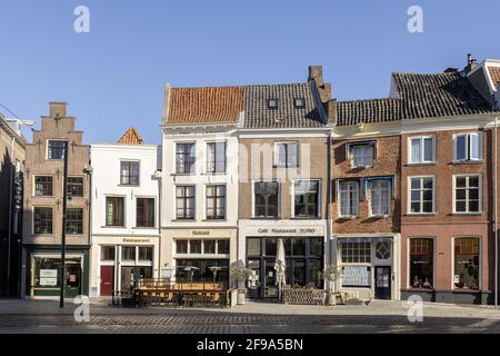 ZUTPHEN, NIEDERLANDE - 19. Mär 2021: Vielfalt an historischen mittelalterlichen und modernen Außenfassaden der Hansestadt Zutphen in the Netherlands ag. Stockfoto