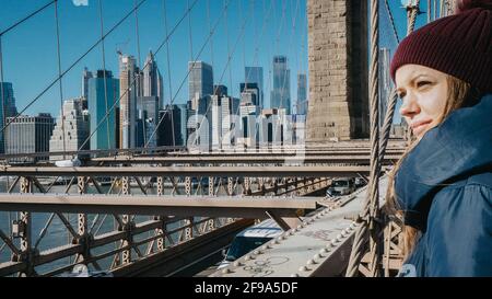 Atemberaubende Aussicht über die Skyline von der Brooklyn Bridge New York - Reisefotografie Stockfoto