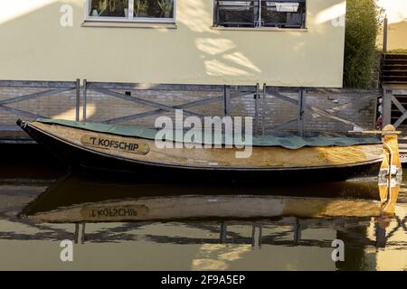 ZUTPHEN, NIEDERLANDE - Mar 19, 2021: Nahaufnahme eines Flüsterbootes, das vor Anker liegt und sich im stillen Wasser spiegelt, das nach einem holländischen Grammatiknamen benannt ist Stockfoto