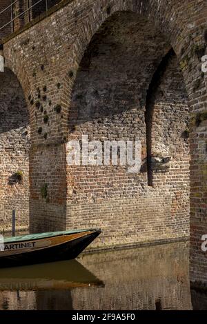 ZUTPHEN, NIEDERLANDE - Mar 19, 2021: Nahaufnahme der Bögen des Berkelpoort-Bootstortals bleibt mit eintropfenden Sonnenstrahlen, die ein Flüstern zeigen Stockfoto