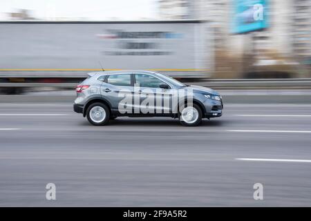 Ukraine, Kiew - 4. April 2021: Silbernes Nissan Qashqai Auto bewegt sich auf der Straße. Redaktionell Stockfoto