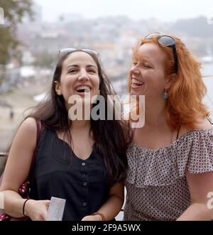Zwei Frauen auf einer Sightseeing-Reise nach Porto in Portugal - Reisefotografie Stockfoto