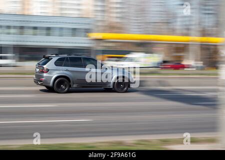 Ukraine, Kiew - 4. April 2021: Silberner BMW X5-Wagen auf der Straße. Redaktionell Stockfoto