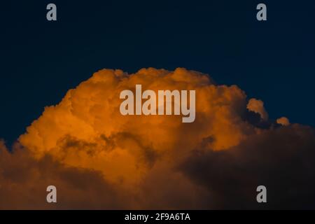 Regen Wolken am Abend während Sonnenuntergang Stockfoto