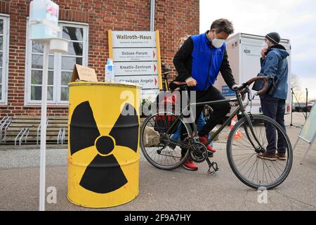 Steinbergkirche, Deutschland. April 2021. Robert Habeck (l.), Bundesvorsitzender von Bündnis 90/die Grünen, kommt mit dem Fahrrad auf einer Mitgliederversammlung der Grünen zur Wahl des Direktkandidaten für den Bundestag an. Die Grünen der Stadt Flensburg und des Landkreises Schleswig-Flensburg wollen bei der Veranstaltung in der Steinbergkirche ihren Direktkandidaten für die Bundestagswahl im September 2021 nominieren. Der einzige Kandidat ist bisher Parteiführer Habeck. Quelle: Christian Charisius/dpa/Alamy Live News Stockfoto