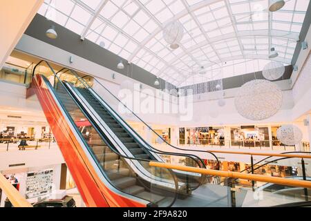 Rolltreppe Im Modernen Einkaufszentrum Stockfoto