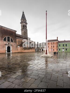 Die Insel Burano bei Venedig ist nicht nur für ihre vielen bunten Häuser bekannt. Der schiefe Turm von Burano hat sich auch zu einer Touristenattraktion auf der Insel mit jeder Neigung entwickelt. Stockfoto