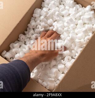 Eine Kartonschachtel mit Styro-Schaumstoff-Pellets Draufsicht Stockfoto