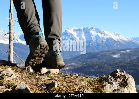 Wanderung zum Gerolderkreuz, junge Frauenfüße von hinten, Deutschland, Bayern, Werdenfels, Geroldsee, Blick, Karwendel, Herbsteuropa, Oberbayern, Werdenfelser Land, alpen, Berglandschaft, Berge, Karwendelgebirge, Landschaft, Schließen Krün, Natur, Ruhe, Stille, Idylle, Saison, Stockfoto