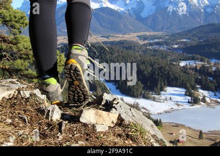 Wanderung zum Gerolderkreuz, junge Frauenfüße von hinten, Deutschland, Bayern, Werdenfels, Geroldsee, Blick, Karwendel, Herbsteuropa, Oberbayern, Werdenfelser Land, alpen, Berglandschaft, Berge, Karwendelgebirge, Landschaft, Schließen Krün, Natur, Ruhe, Stille, Idylle, Saison, Stockfoto