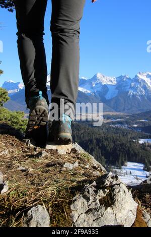 Wanderung zum Gerolderkreuz, junge Frauenfüße von hinten, Deutschland, Bayern, Werdenfels, Geroldsee, Blick, Karwendel, Herbsteuropa, Oberbayern, Werdenfelser Land, alpen, Berglandschaft, Berge, Karwendelgebirge, Landschaft, Schließen Krün, Natur, Ruhe, Stille, Idylle, Saison, Stockfoto