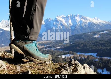 Wanderung zum Gerolderkreuz, junge Frauenfüße von hinten, Deutschland, Bayern, Werdenfels, Geroldsee, Blick, Karwendel, Herbsteuropa, Oberbayern, Werdenfelser Land, alpen, Berglandschaft, Berge, Karwendelgebirge, Landschaft, Schließen Krün, Natur, Ruhe, Stille, Idylle, Saison, Stockfoto