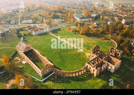 Ruschany, Brestgebiet, Weißrussland. Skyline Im Herbst Sonniger Abend. Vogelperspektive auf den Ruzhany Palast. Berühmte Beliebte Historische Sehenswürdigkeit Stockfoto