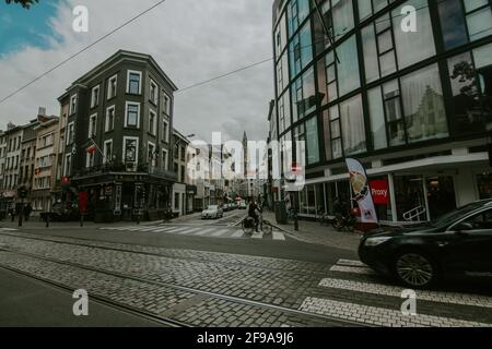 AMSTERDAM, NIEDERLANDE - 01. Jun 2019: Horizontale Aufnahme einer Straße ohne Menschen in Amsterdam, Niederlande Stockfoto