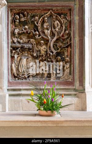 Deutschland, Sachsen-Anhalt, Magdeburg, Relief im Magdeburger Dom, bunte Tulpen. Stockfoto