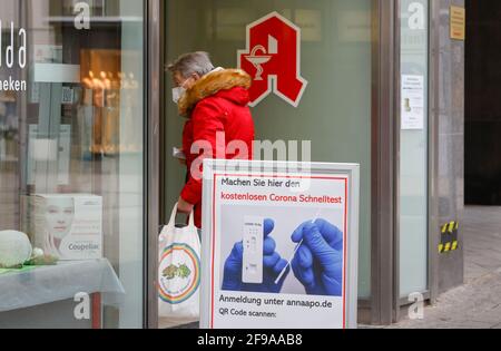 Düren, Nordrhein-Westfalen, Deutschland - Apotheke bietet kostenlosen Corona-Schnelltest, Düren Innenstadt in Zeiten der Corona-Krise bei der zweiten Sperre sind die meisten Geschäfte geschlossen, nur wenige Passanten in der Fußgängerzone. Stockfoto