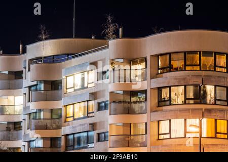 Wien, Mehrfamilienhaus, beleuchtete Wohnungen, Nacht, Loggien, Haus des Wohnparks Neue Donau im Jahr 22. Donaustadt, Wien, Österreich Stockfoto