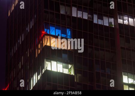 Wien, Bürogebäude, beleuchtete Büros, Nacht, Hochhaus DC Tower 1 im Jahr 22. Donaustadt, Wien, Österreich Stockfoto