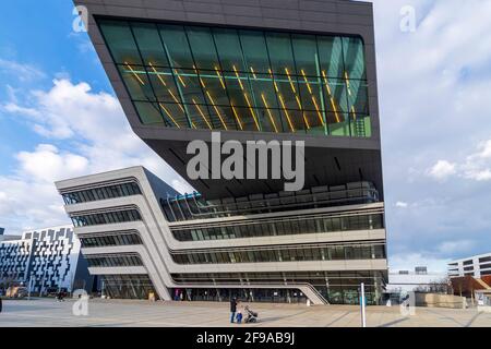 Wien, Wirtschaftsuniversität Wien, Bibliothek und Lernzentrum (Architektin, Zaha Hadid) im Jahr 02. Leopoldstadt, Wien, Österreich Stockfoto