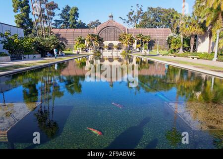 Botanisches Gebäude, das über Lily Pond, San Diego, Kalifornien, USA, gesehen wird Stockfoto