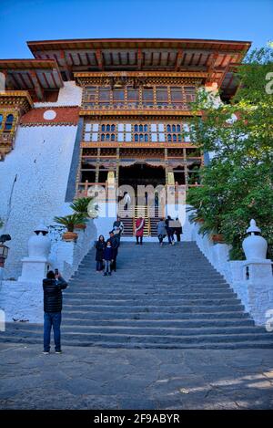 Punakha Dzong ist der zweitgrößte Dzong und ist 180 m lang und 72 m breit. Punakha Dzong sitzt am Zusammenfluss des Mo Chhu an Stockfoto