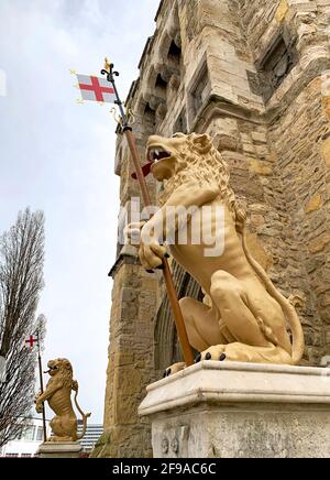 Die neu renovierten goldenen Löwen werden in die Stadt Bargate zurückgebracht. Die Löwen stehen seit Jahrhunderten über der Stadt. Southampton, Großbritannien Stockfoto