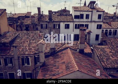 Blick auf die Terrakotta-Dächer der venezianischen Häuser. Stockfoto