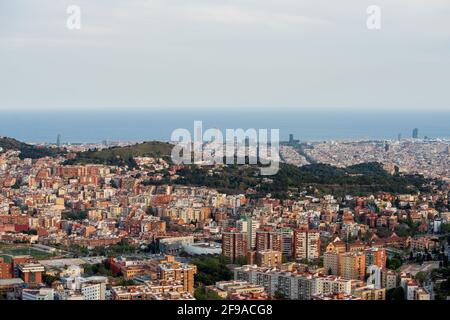 Panoramablick auf Barcelona vom Aussichtspunkt L'Arrabassada. Stockfoto