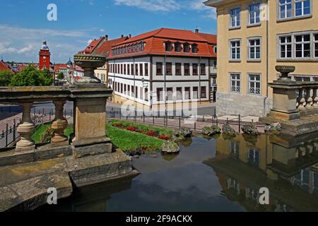 Die Wasserkunst, im Hintergrund: Der rote Turm des historischen Rathauses, Wohnstadt Gotha, Thüringen, Deutschland Stockfoto