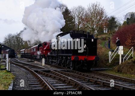 Historische Dampfzüge oder Loks, die Rauchwolken schnuppern (Motorfahrer im Taxi, Enthusiasten und Kameras) - Oxenhope Station Sidings, Yorkshire, England, Großbritannien. Stockfoto