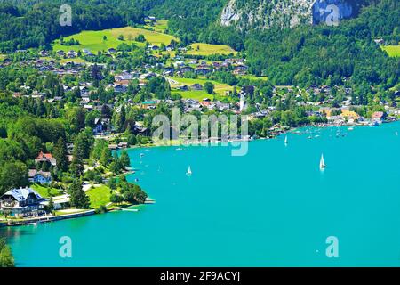 Draufsicht auf die Gemeinde Sankt Gilgen am Wolfgangsee im Landschaftsformat, Stockfoto