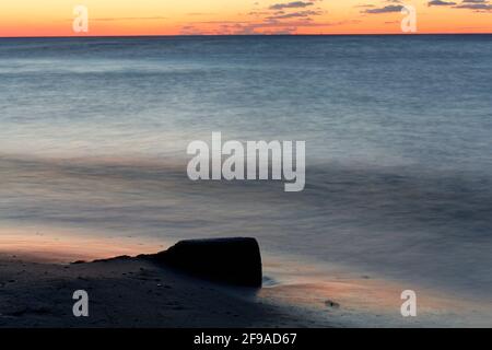 Abendstimmung am Darßer Ort an der Ostsee in der Kernzone des Nationalparks Vorpommersche Boddenlandschaft am Darßer Weststrand, Mecklenburg-Vorpommern Stockfoto