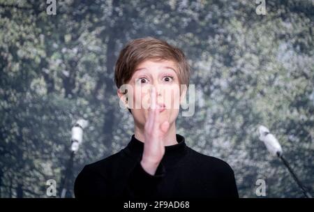 Potsdam, Deutschland. April 2021. Julia Schmidt, Brandenburgische Landesvorsitzende von Bündnis 90/die Grünen, spricht zu den Teilnehmern der digitalen Landesdelegiertenkonferenz von Bündnis 90/die Grünen. Thema der Konferenz ist die Wahl der Spitzenkandidaten der Brandenburgischen Grünen für die Bundestagswahl 2021. Quelle: Kay Nietfeld/dpa/Alamy Live News Stockfoto
