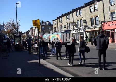 London, Großbritannien. April 2021. Northcote Road wurde zur Fußgängerzone erklärt, damit sich die Unternehmen nach der Sperrung erholen können. Sonnenschein am Samstagmorgen, während sich Pubs und Restaurants auf die Massen vorbereiten. Kredit: JOHNNY ARMSTEAD/Alamy Live Nachrichten Stockfoto