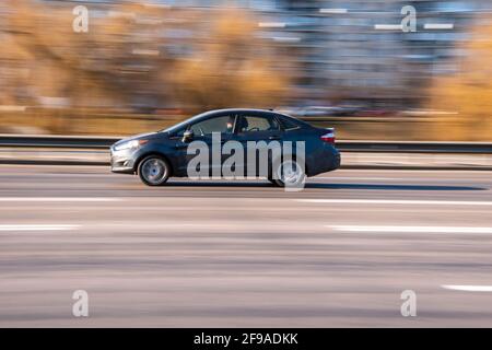 Ukraine, Kiew - 11. März 2021: Schwarzer Ford Fiesta-Wagen fährt auf der Straße; Stockfoto