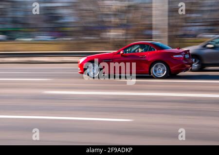 Ukraine, Kiew - 11. März 2021: Rotes Mercedes-Benz SLK250 Auto auf der Straße; Stockfoto