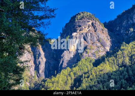 Das Taktsang-Kloster, bekannt als Tiger-Nest-Kloster, befindet sich in Paro, Bhutan. Das Kloster ist einer der am meisten verehrten Wallfahrtsorte Stockfoto