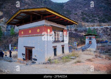 Die Tachogang Lhakhang-Brücke, die im Volksmund als Eiserne Kettenbrücke bekannt ist, überquert den Paro Chhu zum Dzong. Diese 600 Jahre alte Brücke wurde von Than gebaut Stockfoto