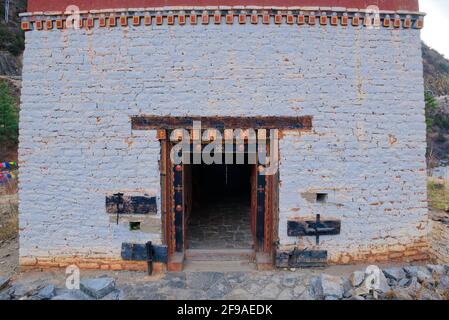 Die Tachogang Lhakhang-Brücke, die im Volksmund als Eiserne Kettenbrücke bekannt ist, überquert den Paro Chhu zum Dzong. Diese 600 Jahre alte Brücke wurde von Than gebaut Stockfoto