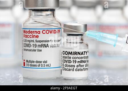 Original COVID-19 Impffläschchen von Moderna und Pfizer-BioNTech Stockfoto
