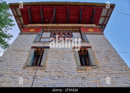 Die Tachogang Lhakhang-Brücke, die im Volksmund als Eiserne Kettenbrücke bekannt ist, überquert den Paro Chhu zum Dzong. Diese 600 Jahre alte Brücke wurde von Than gebaut Stockfoto