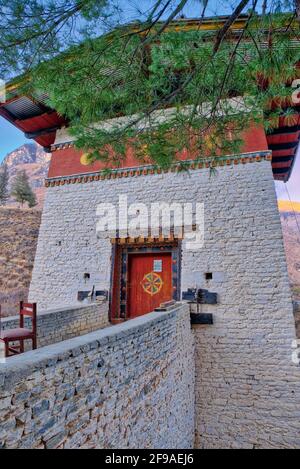 Die Tachogang Lhakhang-Brücke, die im Volksmund als Eiserne Kettenbrücke bekannt ist, überquert den Paro Chhu zum Dzong. Diese 600 Jahre alte Brücke wurde von Than gebaut Stockfoto