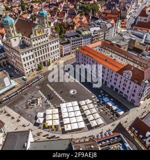 Augsburg - Blick aus der Luft auf den Rathausplatz, den Perlach-Turm und das historische Rathaus Stockfoto