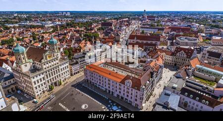 Augsburg - Blick aus der Luft auf den Rathausplatz, den Perlach-Turm und das historische Rathaus Stockfoto