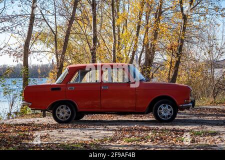 Kiew, Ukraine – 10 20200. November: AZLK Moscvich 408 altes Auto in der Nähe des Flusses Dnipro Stockfoto