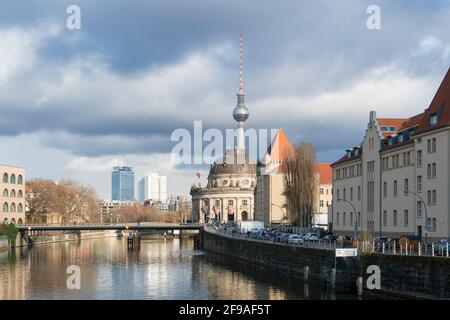 Berlin, Mitte, Blick von der Weidendammer Brücke über die Spree in Richtung Museumsinsel Stockfoto