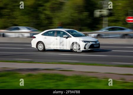 Ukraine, Kiew - 10. Dezember 2020: Weißer Toyota Corolla bewegt sich auf der Straße Stockfoto