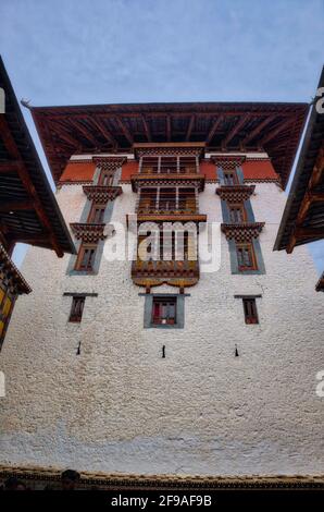 Wie alle anderen traditionellen Dzongs in Bhutan (außer Punakha Dzong) besteht auch Paro Dzong Can aus zwei Teilen – den vorderen Verwaltungsbüros Stockfoto